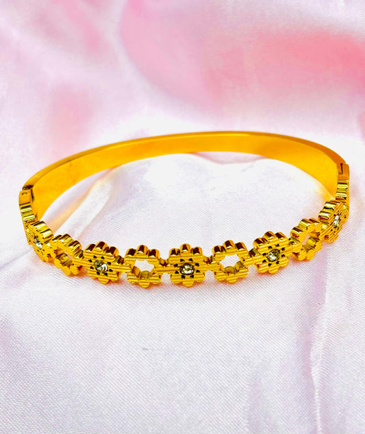 Floral Crystal Bracelet – Gold Bloom Elegance